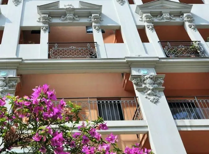 Apartment-avenue Des Fleurs - 06000 *